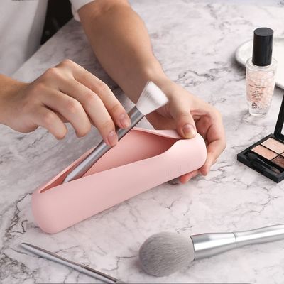 Modern Design 100% Food Grade Silicone Cosmetic Brush Storage Box with Magnet Closure